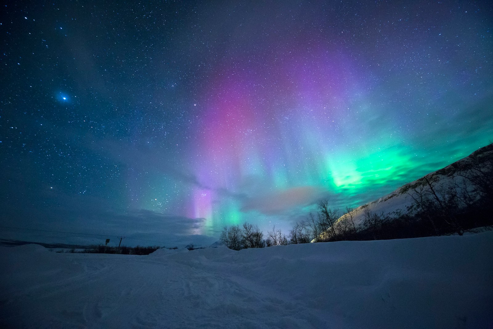 Polarlicht über norwegischer Bergkulisse im Herbst