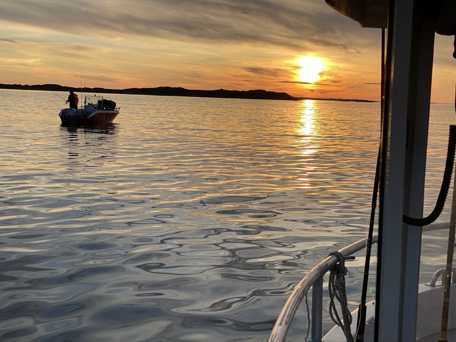 Angler im Boot bei Sonnenuntergang auf Smøla