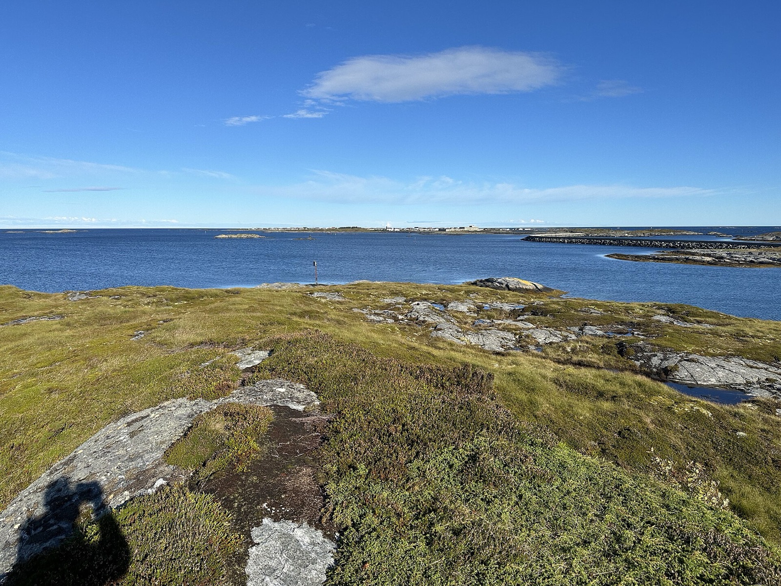 Smøla-Küste im Sommer mit blauem Himmel