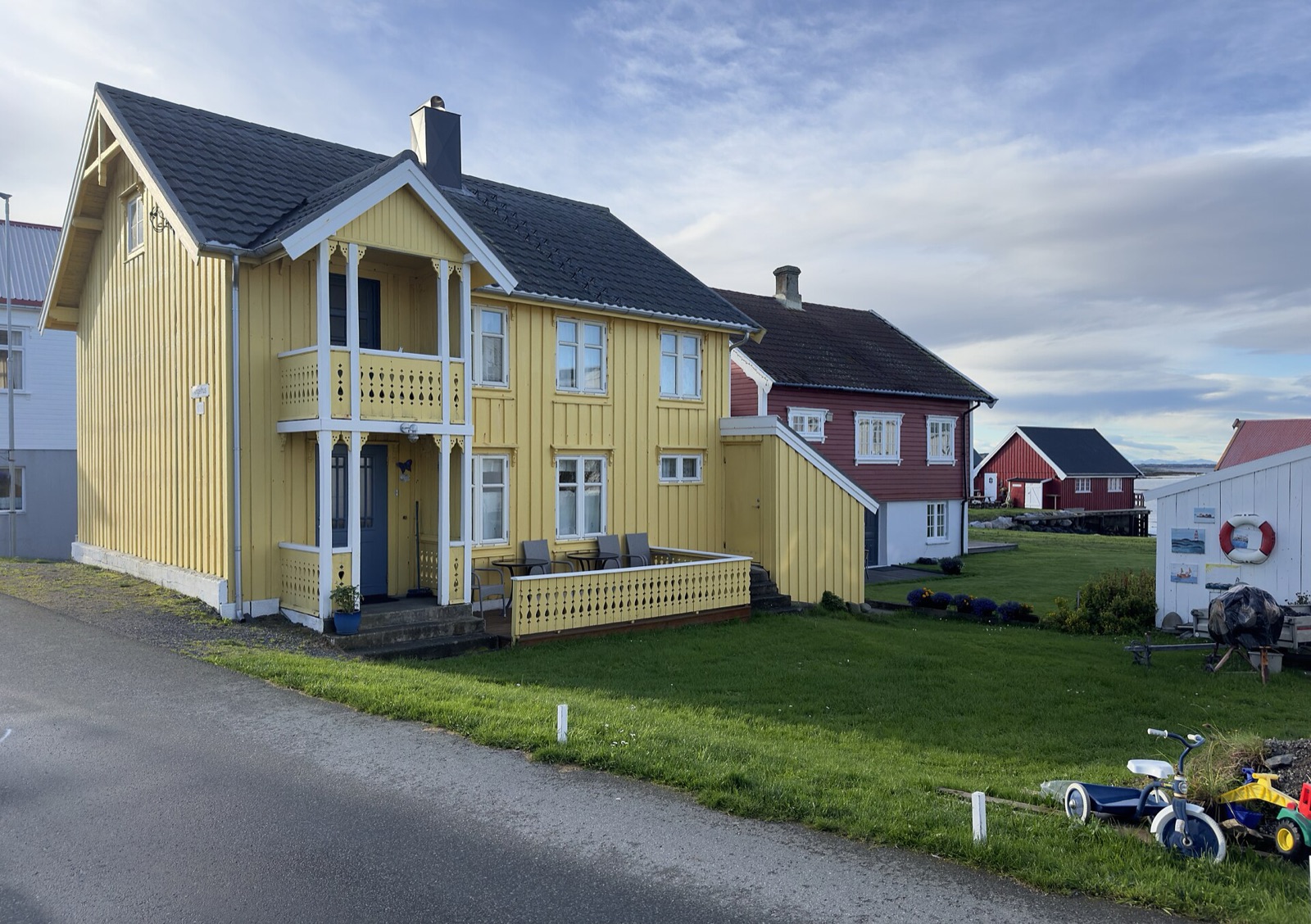 Gelbes Holzhaus in Veiholmen