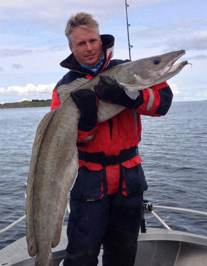 Angler mit großem Fang vor norwegischer Küste