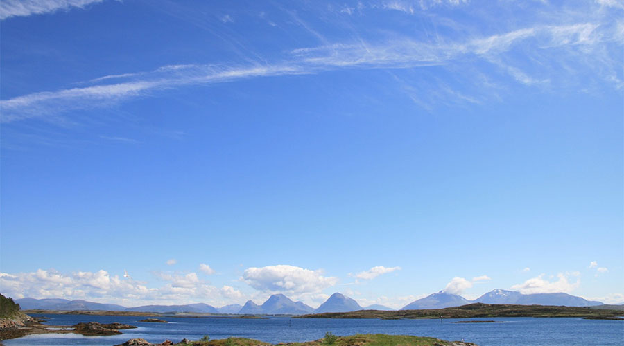 Weite Schärenlandschaft auf Smøla bei klarem Wetter